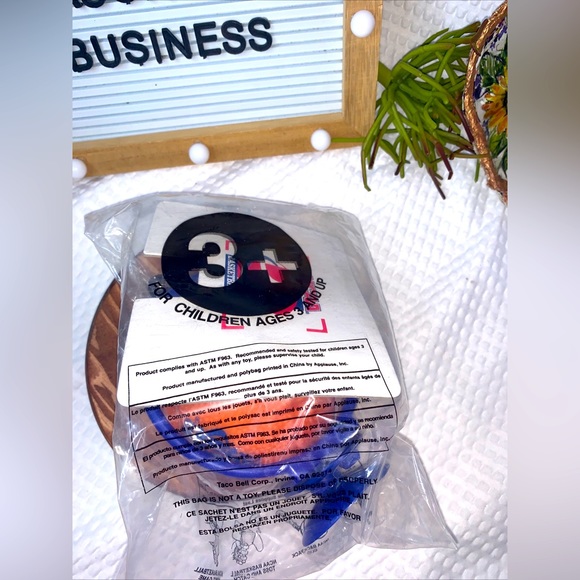 Taco Bell Kid Meal NCAA Mini Basketball and Backboard Toy - Picture 1 of 2